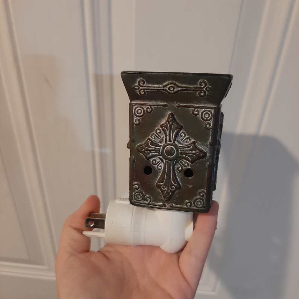 🔥Scentsy Charity Cross plug-in electric wax warmer (bulb not included/ceram)